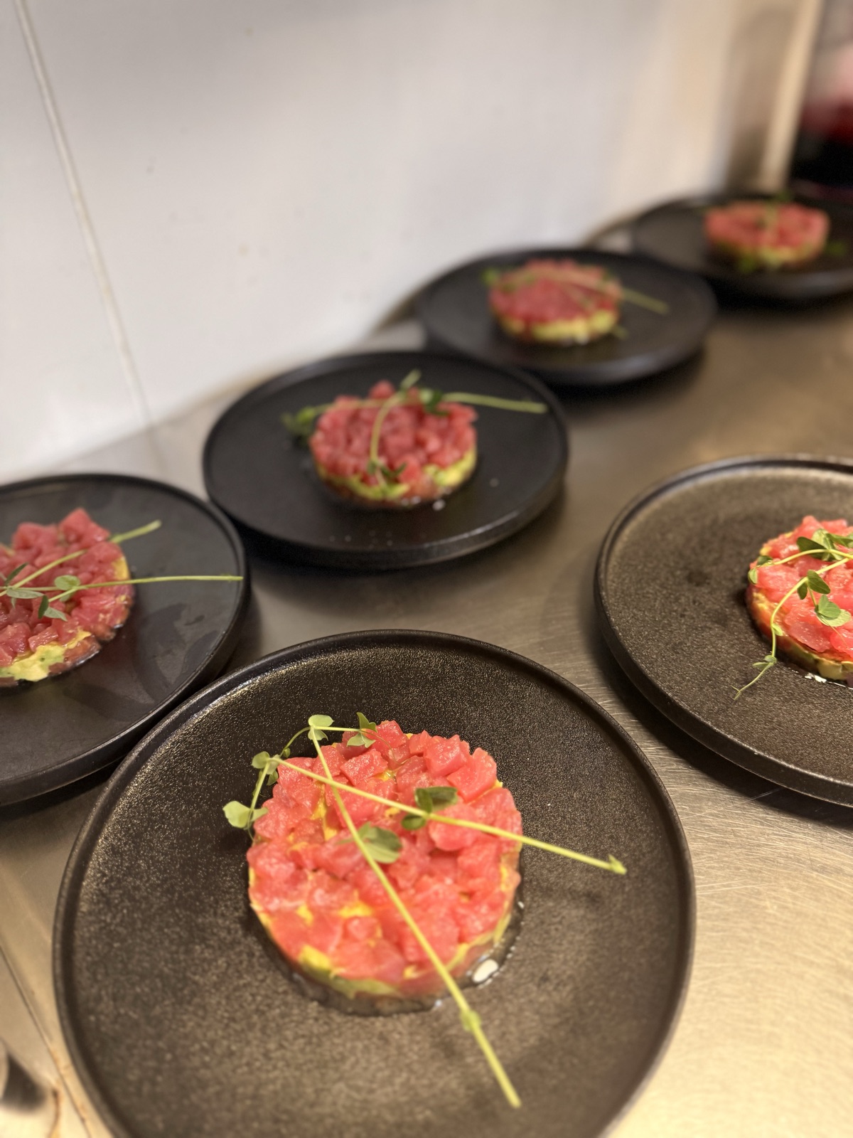 Tuna tartare with avocado — event catering plating